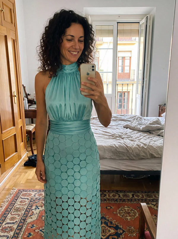 Laura con la prenda