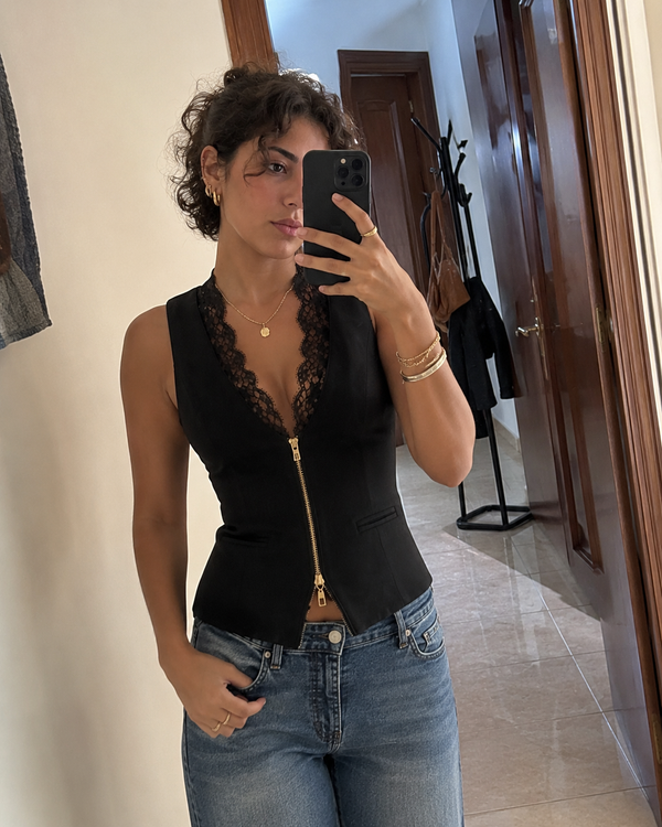 Noemi con la prenda