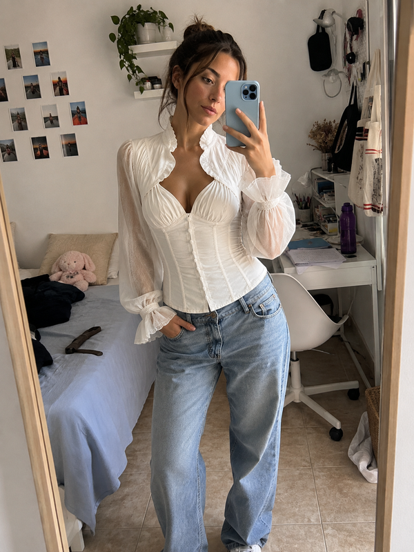 Sofía con la prenda