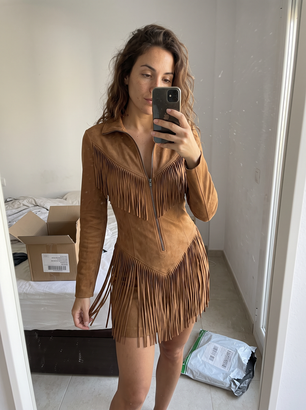 Selena con la prenda