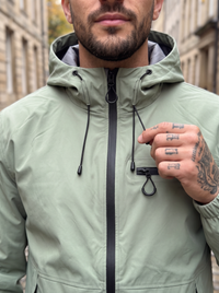 Chaqueta Bergen - detalle capucha y cordones